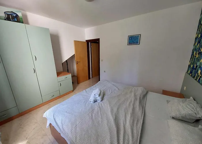 Kambani Arnel , Marina Свети Влас